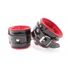 Лаковые чёрно-красные перфорированные наручники (цвет -черный с красным) (106432)