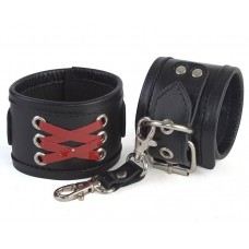 Кожаные наручники с декоративной лаковой шнуровкой (цвет -черный с красным) (112994)